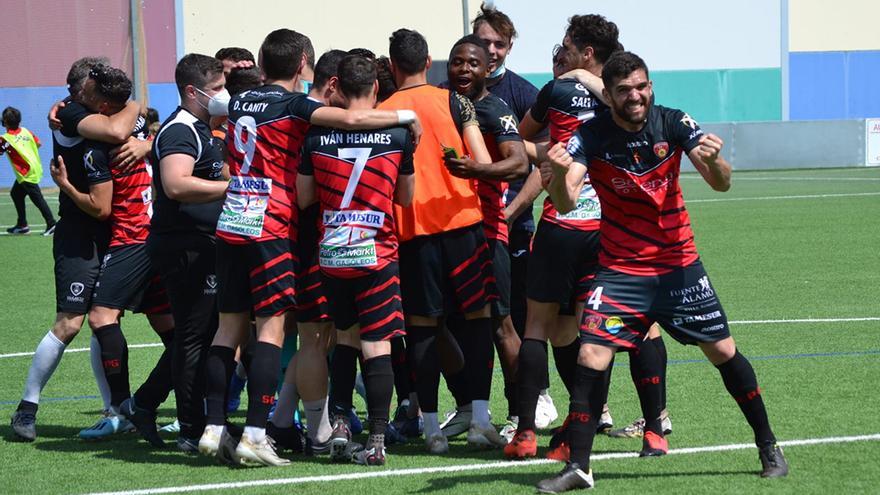 Jugadores del Salerm Puente Genil festejan un gol en su estadio Manuel Polinario.