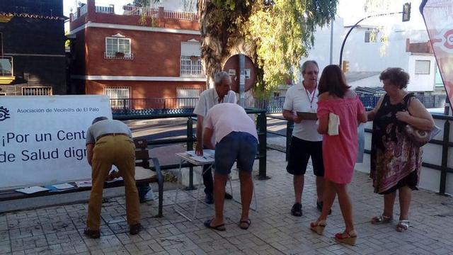 Imagen de una recogida de firmas en el centro de salud por parte de la asociación de vecinos.