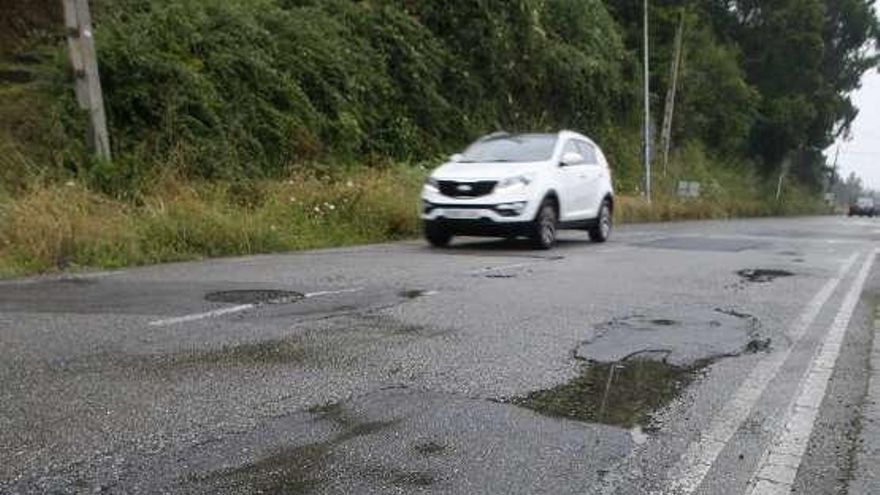 Baches en la avenida Río Nalón de La Arena.