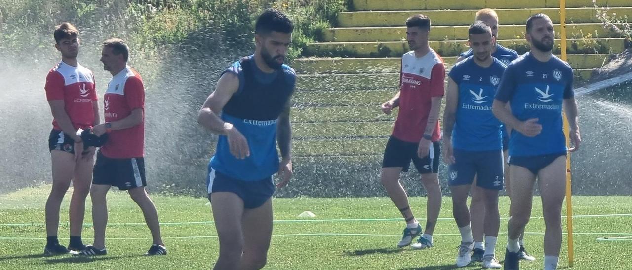 Técnicos y jugadores del Cacereño durante el entrenamiento de este viernes.