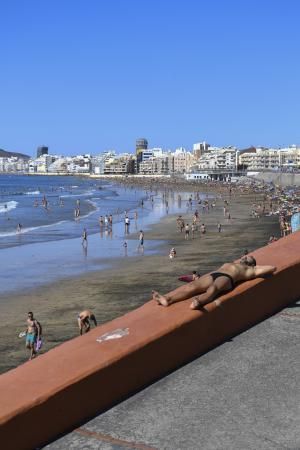 Calor y sol en la playa de Las Canteras