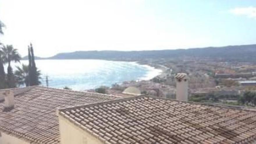 El tejado de la casa del chalé con las espectaculares vistas sobre la bahía