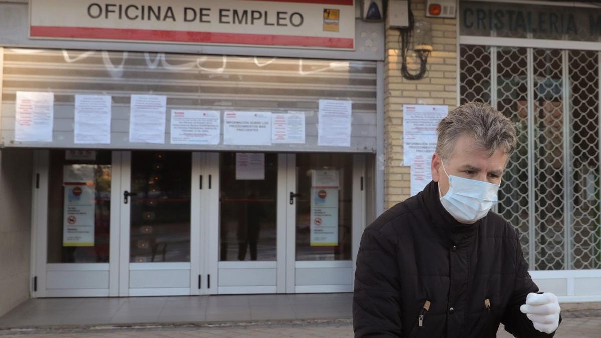 Un hombre pasa ante una oficina de empleo en Madrid, el pasado mes de abril.