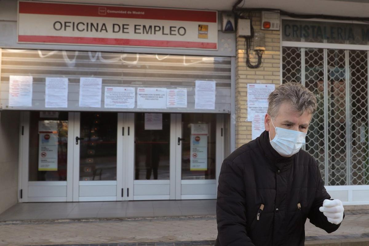 MADRID, 02/04/2020.- Un hombre pasa ante una oficina de empleo este jueves en Madrid. El paro registrado en marzo creció en más de 300.000 personas, hasta los 3,5 millones de personas, en tanto que la Seguridad Social perdió 833.979 afiliados al cierre del mes por el impacto del COVID-19, lo que supone la mayor caída de su historia y deja el número de cotizantes en 18,4 millones. EFE/JuanJo Martín