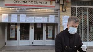 MADRID, 02/04/2020.- Un hombre pasa ante una oficina de empleo este jueves en Madrid. El paro registrado en marzo creció en más de 300.000 personas, hasta los 3,5 millones de personas, en tanto que la Seguridad Social perdió 833.979 afiliados al cierre del mes por el impacto del COVID-19, lo que supone la mayor caída de su historia y deja el número de cotizantes en 18,4 millones. EFE/JuanJo Martín