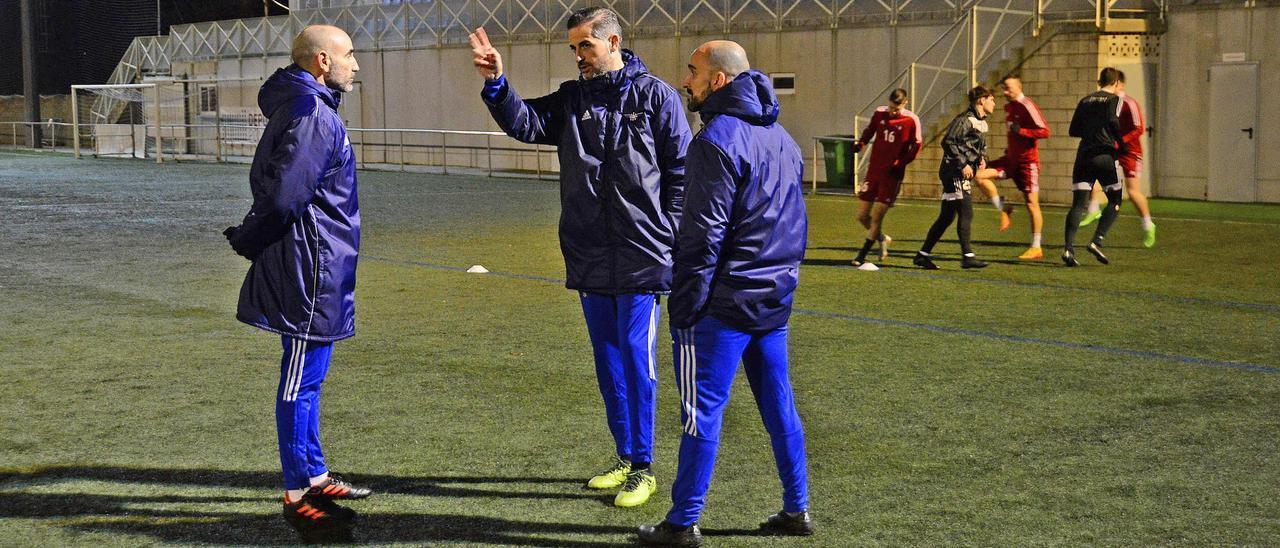 David Páez junto a su cuerpo técnico, ayer en el campo de O Morrazo.