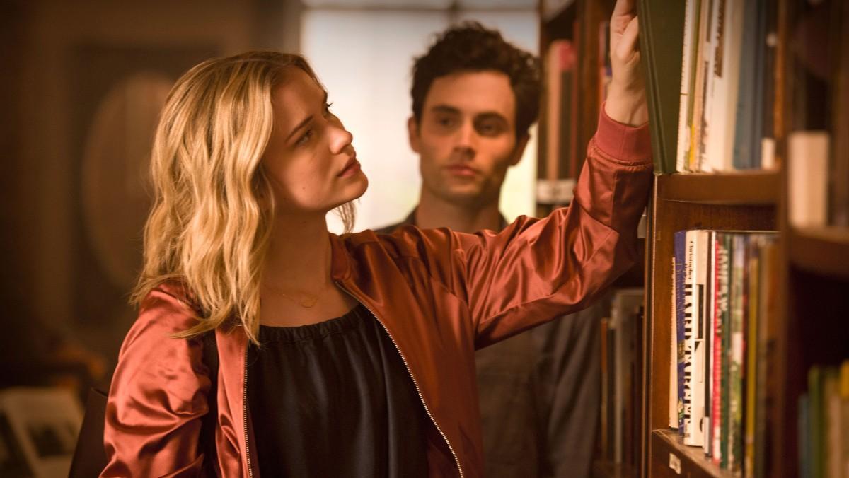 Penn Badgley interpretando a Joe Goldberg, un joven obsesionado por la aspirante a escritora Guinevere Beck (Elizabeth Lail), en ‘You’.