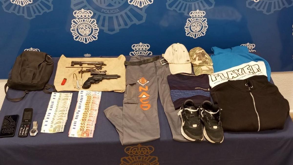 Armas, dinero y ropa utilizada en los golpes por el detenido