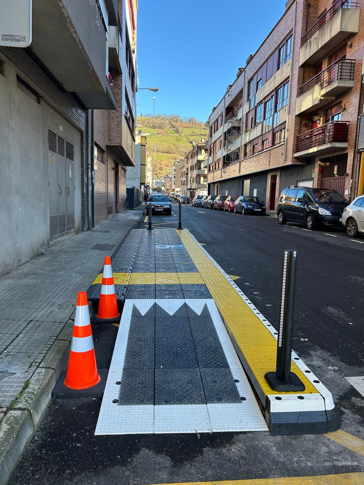 Una de las plataformas instaladas en las paradas de autobús de Pola de Laviana