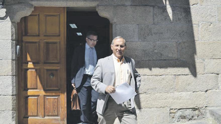 El diputado provincial sale del juzgado de Puebla de Sanabria.