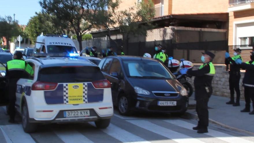 La Policía felicita el cumpleaños a una niña.