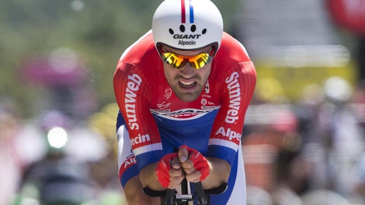 Tom Dumoulin cruza la línea de meta en la contrarreloj del Tour, que ha supuesto su segunda victoria de etapa en este Tour.