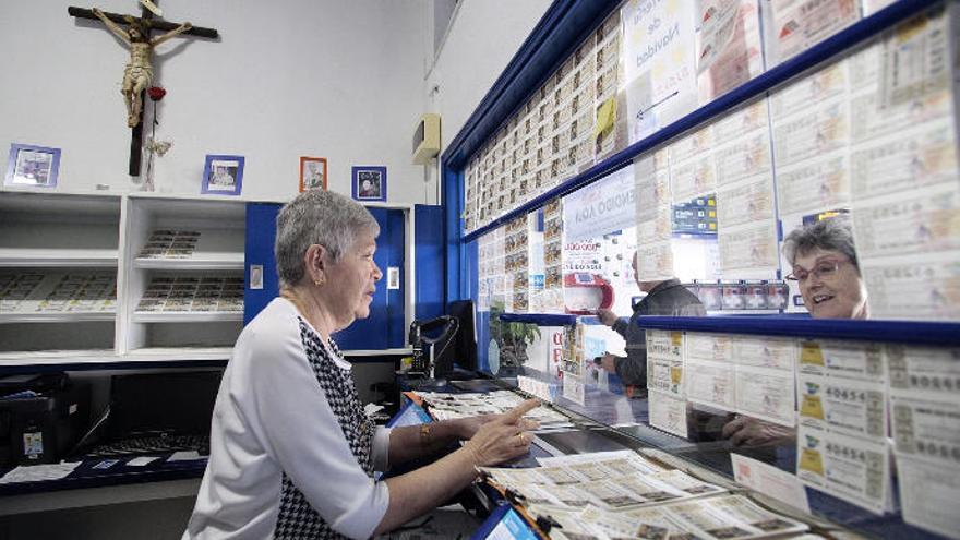 Una clienta en una administración de lotería de Tenerife.