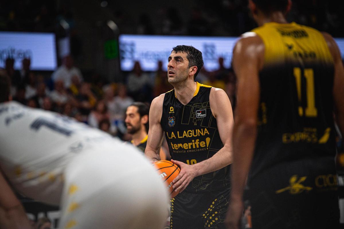 Gio Shermadini lanza un libre.