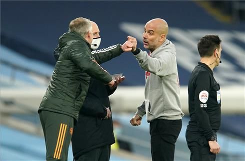 Solskjaer y Guardiola, en un momento tenso durante el derbi de Manchester.