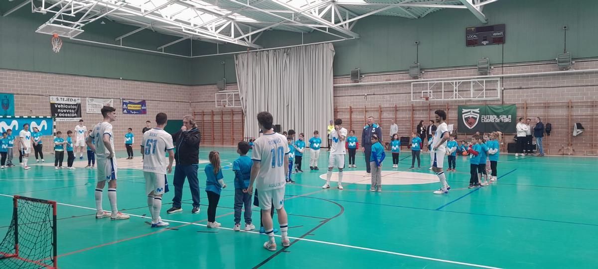 Escolares de Toro disfrutan de una mañana de fútbol sala con los Mega Cracks del Inter Movistar