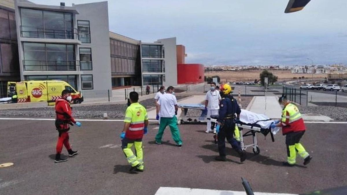 Momento en que los dos cadáveres de los pescadores llegan al hospital majorero, ayer. | | LP / DLP