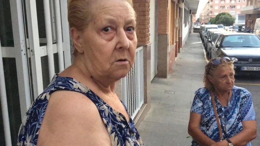 La Policía Local ordena a unas vecinas que "tomaban el fresco" retirar las sillas para dejar aparcamiento en Torrevieja