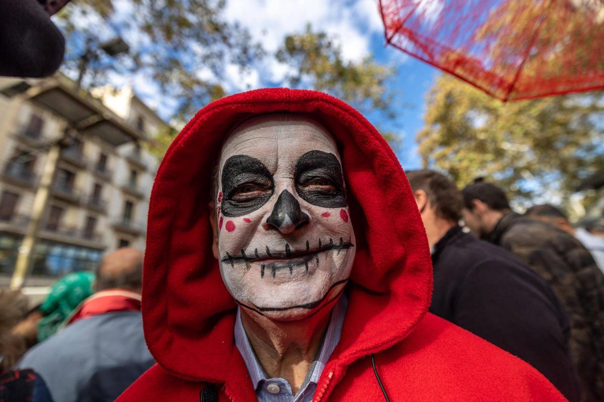 Espectacular desfile de Catrinas por La Rambla