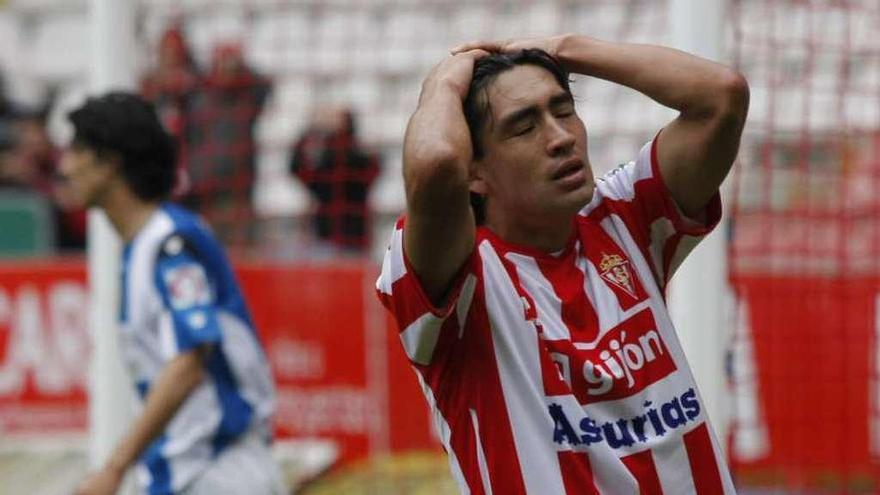 Hidalgo se lamenta tras una ocasión fallada en un partido con el Sporting.