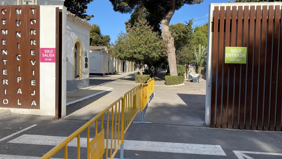 Imagen de uno de los tres accesos al cementerio de Torrevieja preparado con señailzación