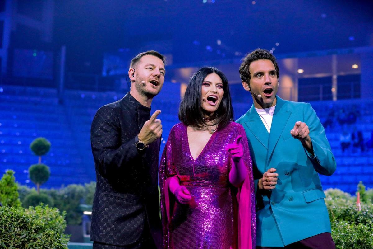 Turin (Italy), 10/05/2022.- A handout photo made available by the Goigest press office shows ESC 2022 hosts (L-R), Italian television and radio presenter Alessandro Cattelan, Italian singer Laura Pausini, and Lebanese-British singer Mika during the First Semi Final of the 66th annual Eurovision Song Contest (ESC 2022) in Turin, Italy, 10 May 2022. The international song contest has two semi-finals, held at the PalaOlimpico indoor stadium on 10 and 12 May, and a grand final on 14 May 2022. (Italia, Laos) EFE/EPA/GOIGEST PRESS OFFICE / HANDOUT +++ HANDOUT PHOTO TO BE USED SOLELY TO ILLUSTRATE NEWS REPORTING OR COMMENTARY ON THE FACTS OR EVENTS DEPICTED IN THIS IMAGE; NO ARCHIVING; NO LICENSING +++ HANDOUT EDITORIAL USE ONLY/NO SALES/NO ARCHIVES