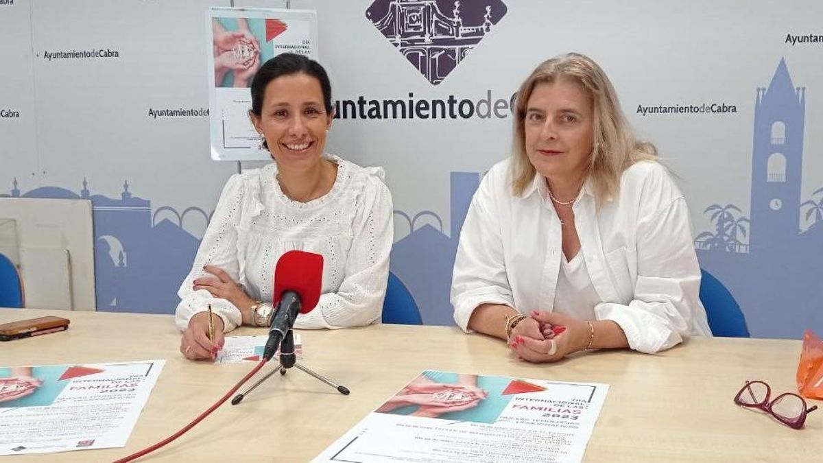 María de la Sierra Sabariego y Nati Gómez presentan los actos del Día de las Familias de Cabra.