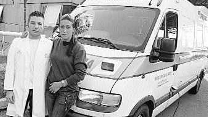 Gemma Chazo Abal es conductora de la UVI móvil ubicada en el Hospital do Salnés. / J.L.OUBIÑA