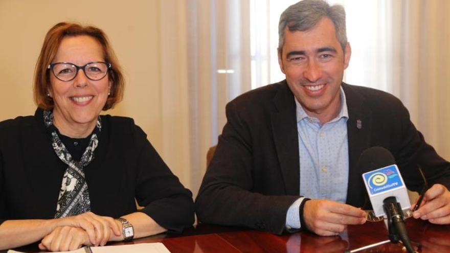 La concejala de Educación, Elena Galán, y el alcalde de Benalmádena, Víctor Navas.