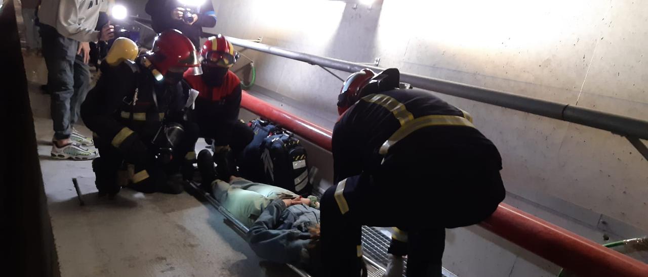 Evacuación de uno de los heridos en el simulacro de incendio.