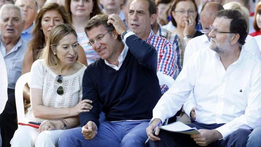 Ana Pastor conversa con Feijóo, sentados junto al presidente del Gobierno.