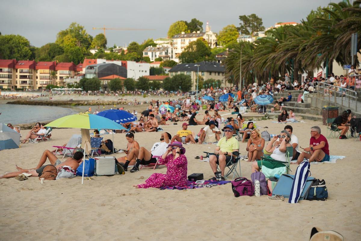 La playa de Mera, llena unas horas antes del eclipse.