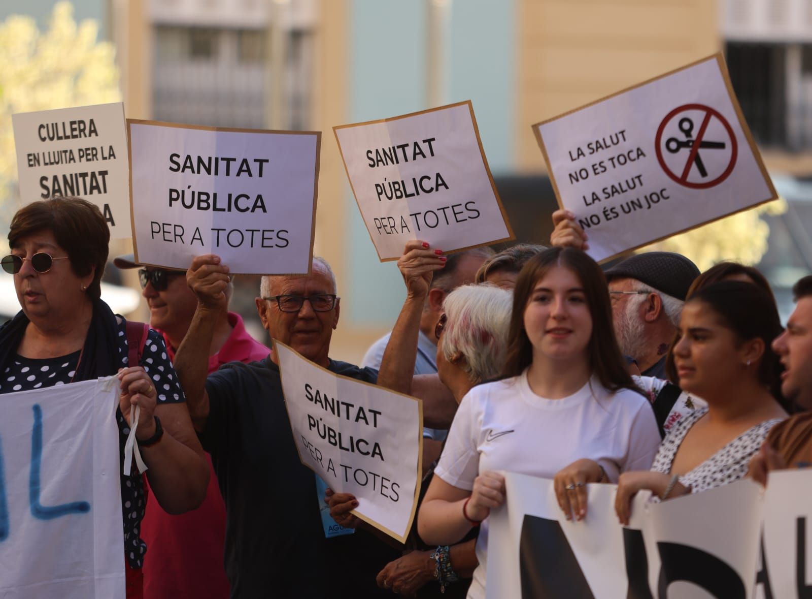 Cullera exige reabrir el consultorio médico del Raval y presentan 1.400 firmas a Mazón