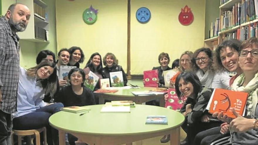 La biblioteca se rinde al placer de leer a diferentes autores