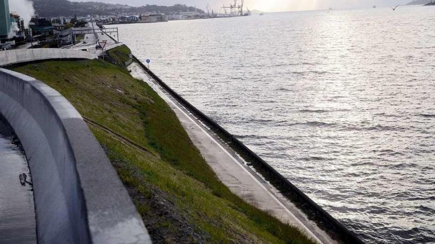 Una vista del litoral de Lourizán, por el que discurrirá el paseo peatonal entre Pontevedra y Marín. // R.V.