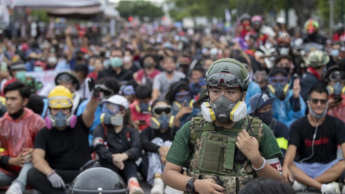 Manifestantes prodemocráticos, algunos de ellos con máscaras antigas, durante la protesta de este domingo en Bangkok.