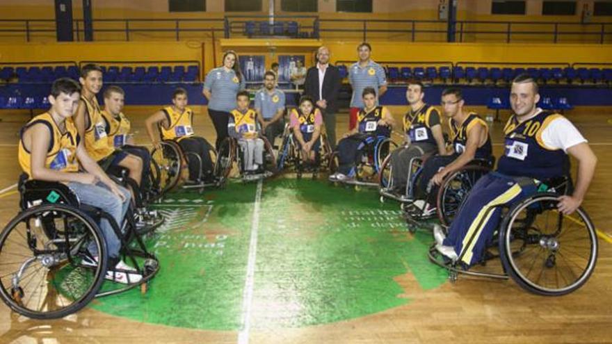 El consejero José Miguel Álamo, en el centro, junto a los jugadores y técnicos de la escuela de baloncesto del ADM Econy en el Pabellón García San Román. | quique curbelo