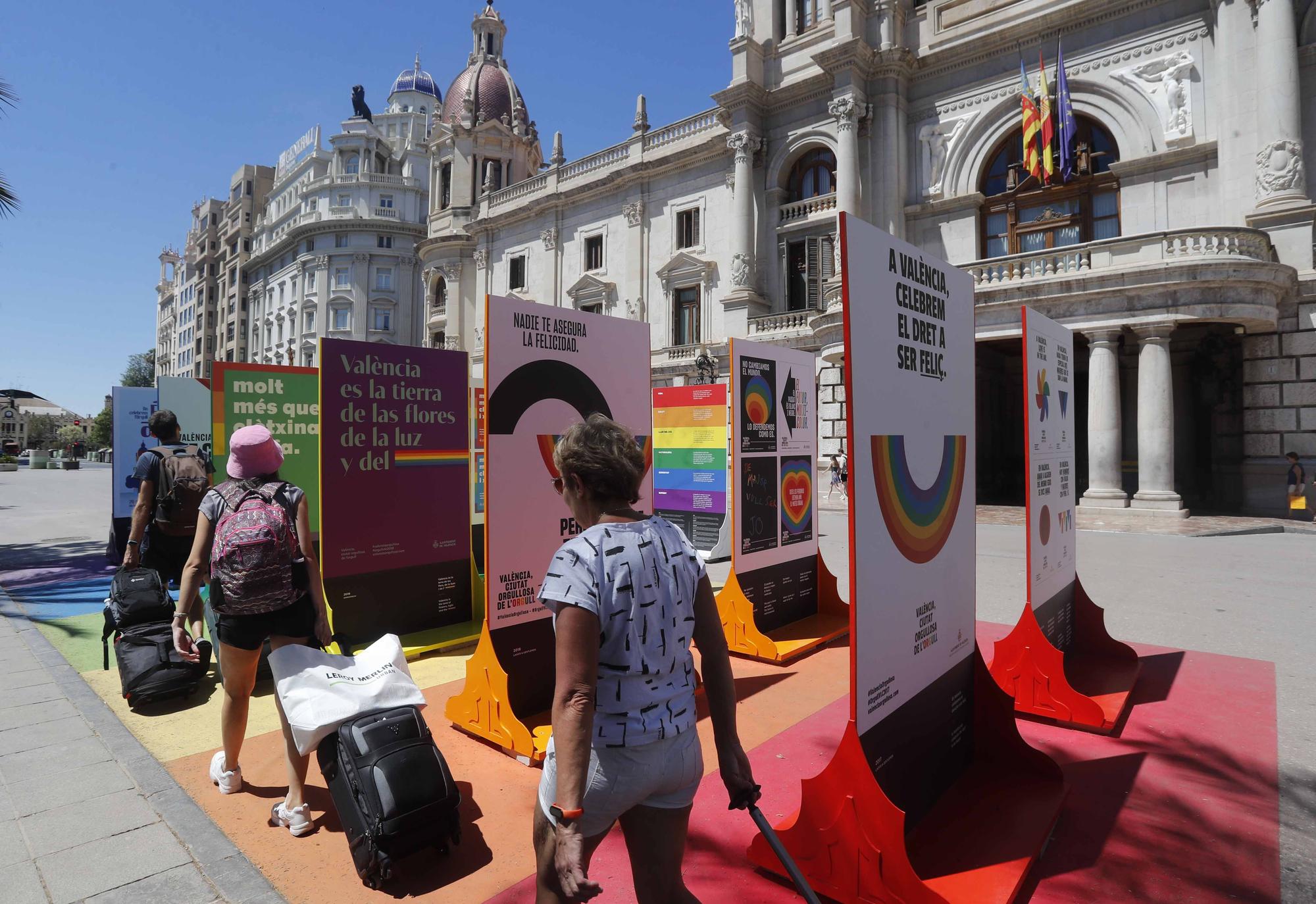 Ambiente festivo en el centro de València por Sant Joan