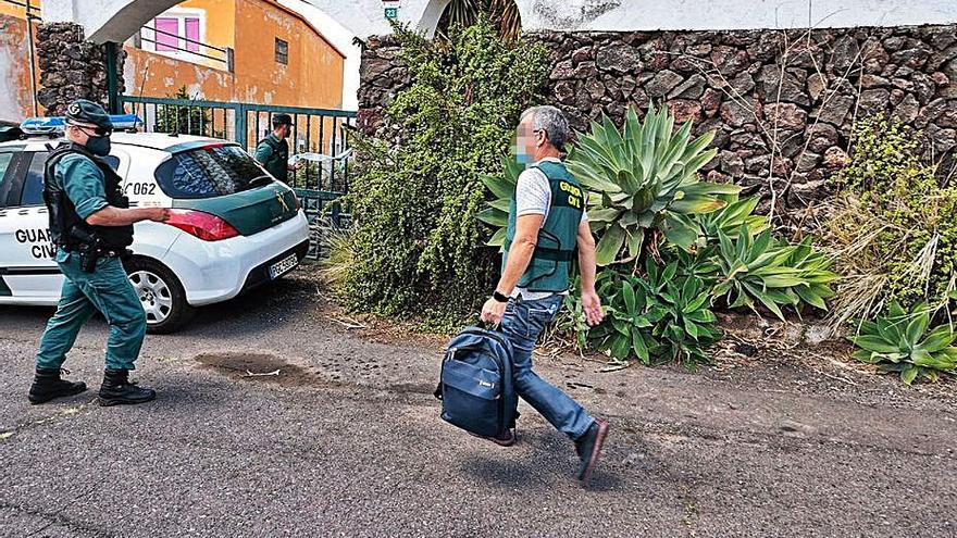 Agentes de la Policía Judicial siguen con la investigación. | | MARÍA PISACA