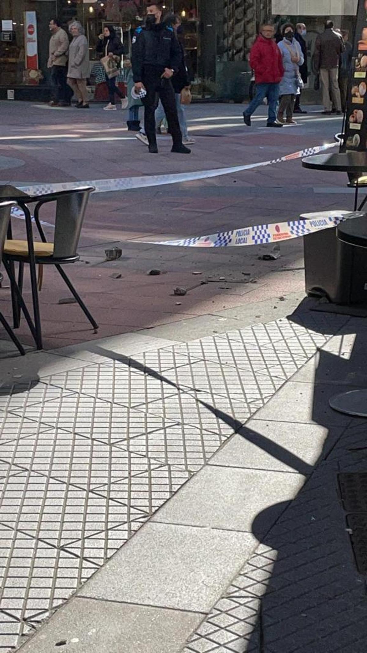 Fragmentos desprendidos de la fachada.
