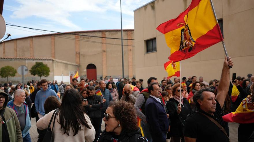 GALERÍA | La manifestación de Vox ante la sede del PSOE de Zamora contra Pedro Sánchez