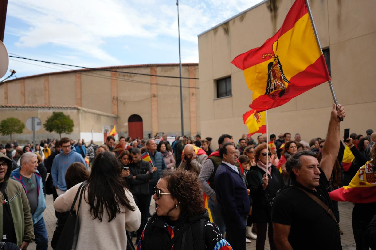 GALERÍA | La manifestación de Vox ante la sede del PSOE de Zamora contra Pedro Sánchez