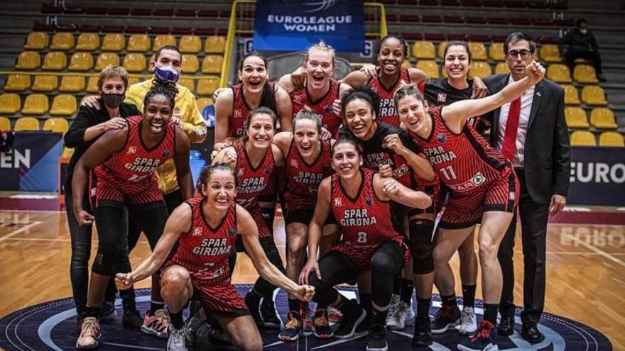 Araújo festeja con su equipo
la clasificación para cuartos
en la Euroliga.   | // FIBA