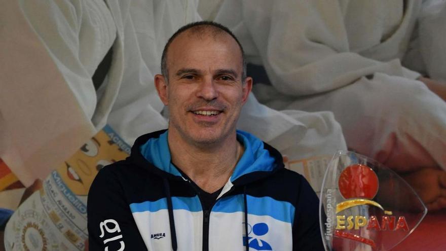 Eduardo Galán, con el premio que recibió de la Federación Española de Judo. |  // VÍCTOR ECHAVE