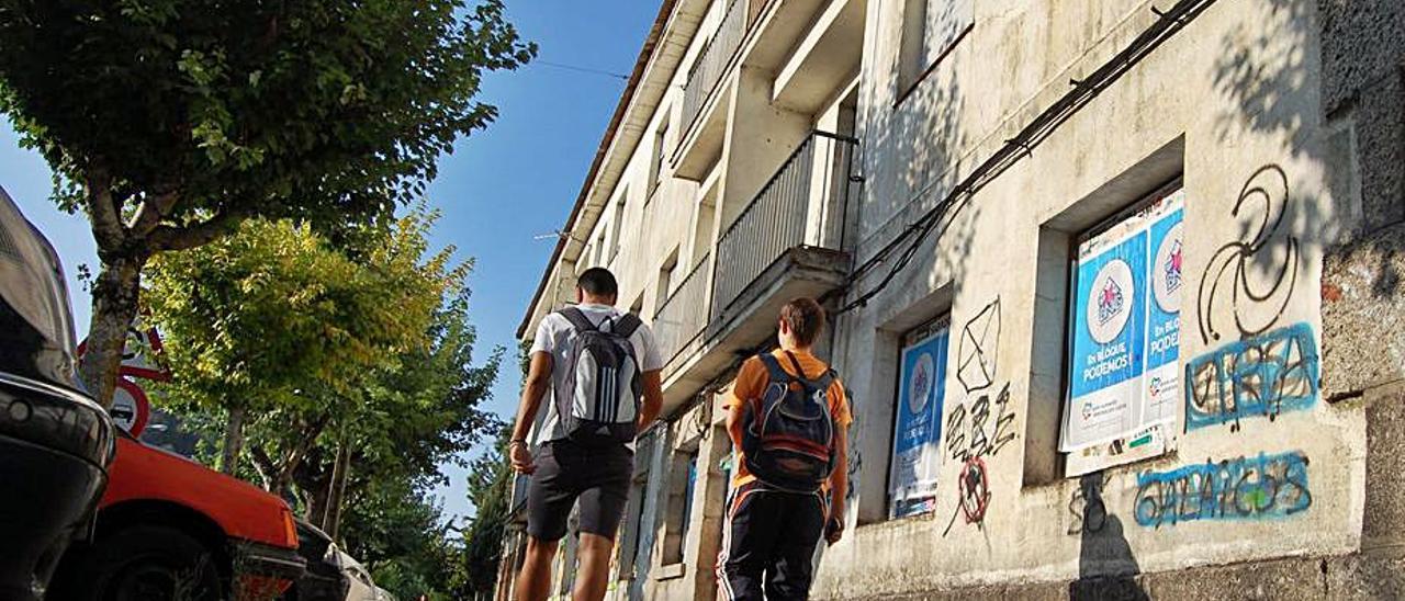 Una fachada de las “casas de los maestros” en Redondela. | // FDV