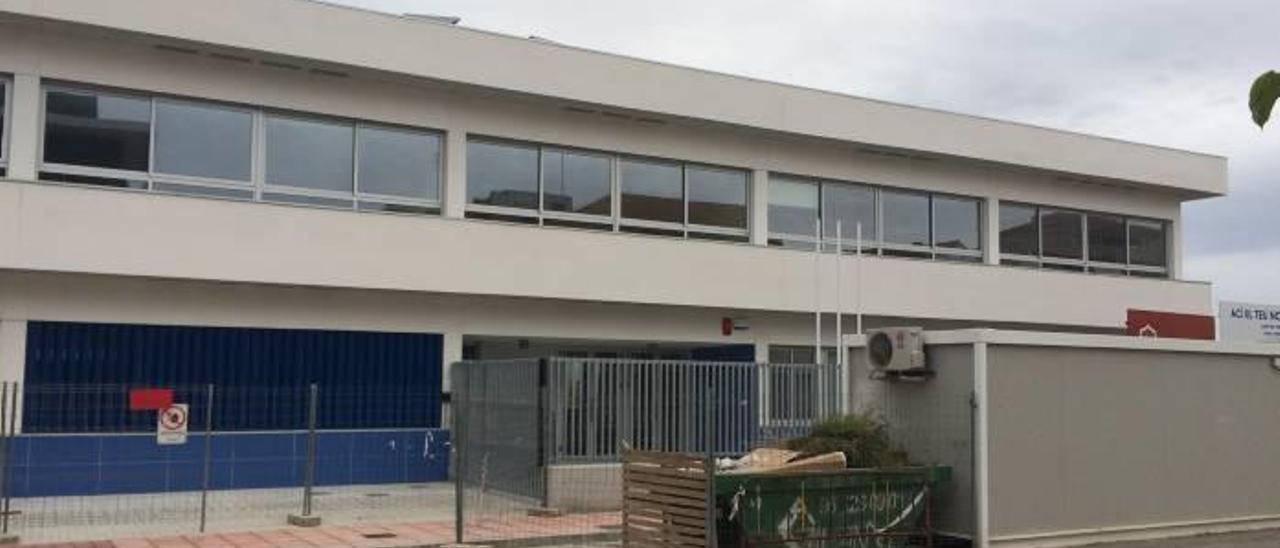 Los alumnos de El Perelló siguen en barracones pese   a acabarse el nuevo colegio