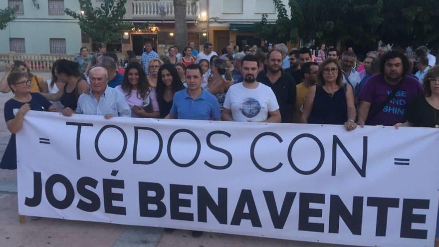 Decenas de vecinos de La Hoya del Campo se concentraron ayer.