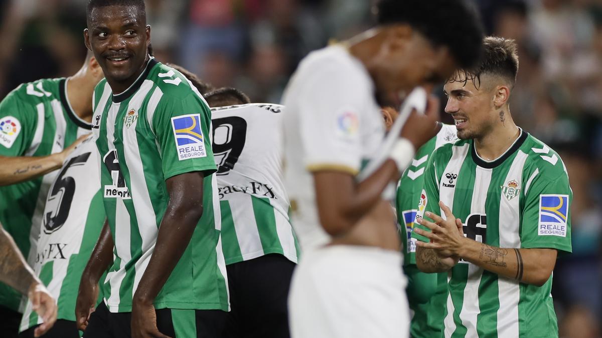 Mojica se lamenta mientras los jugadores del Betis celebran un gol