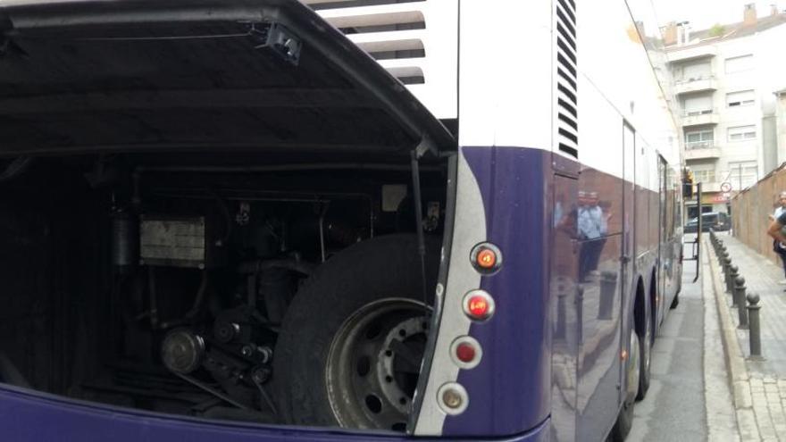 Imatge del bus avariat al carrer de Sant Antoni Maria Claret