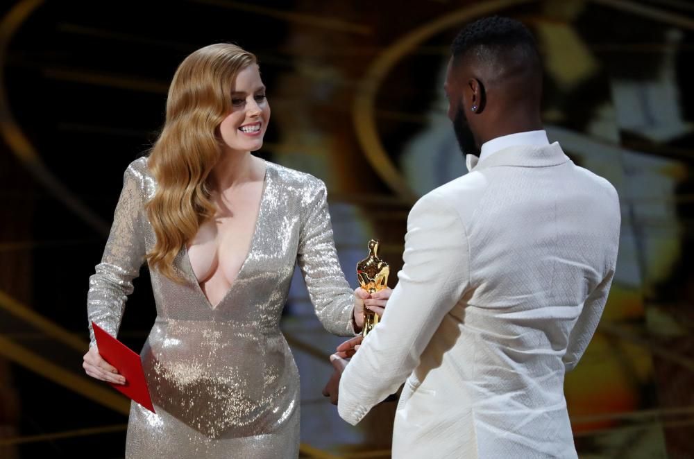 El impresionante escote de Amy Adams para entregar el premio al Mejor guión adaptado que ha recaído en 'Moonlight'.